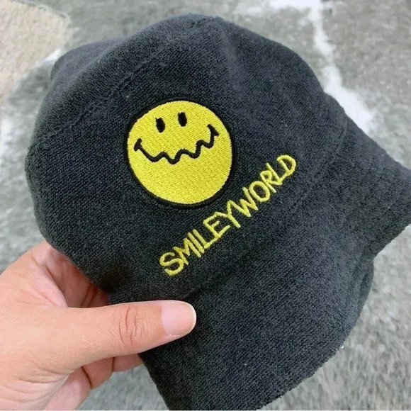 H&M x SmileyWorld Bucket Hat - Picture 5 of 12